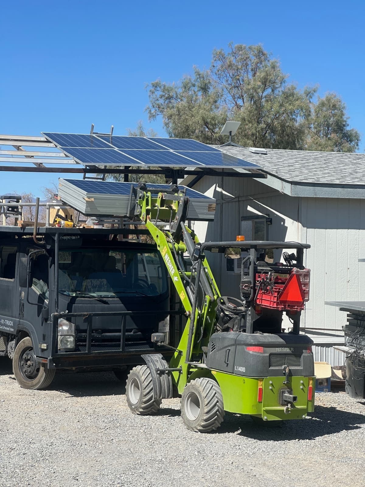 Panneaux solaires déplacés sur un chantier au Québec